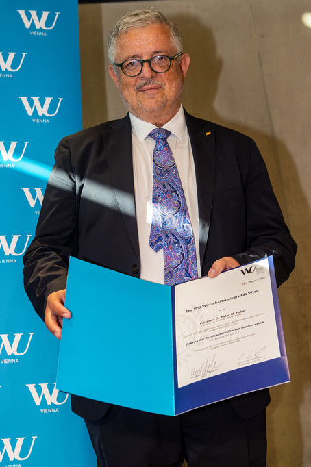 Peter Huber mit Urkunde