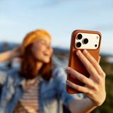 [Translate to English:] eine Frau macht ein Selfie