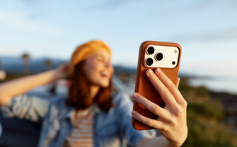 [Translate to English:] eine Frau macht ein Selfie