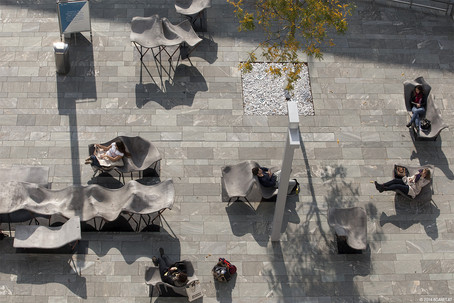 Sitzelemente auf dem Campus