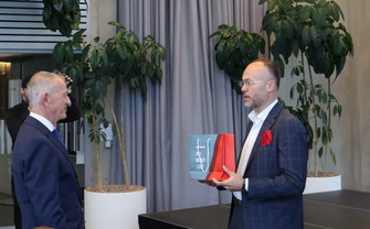 Übergabe der Festschrift an Prof. Griller 