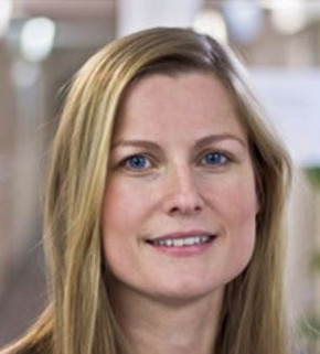 Susann Fiedler, eine Frau mit blonden langen Haaren, die in die Kamera lächelt