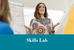 Foto Daniela vom Student Counselling Team präsentiert Inhalte an einem Flipchart im Skills Lab