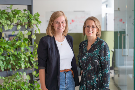 Foto zeigt Hannah Frost (links) und Silvia Handler (rechts) im Innovation Office