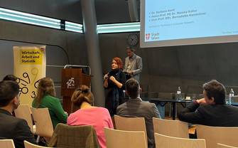 Barbara Hartl presenting the project "Visual Boundaries"