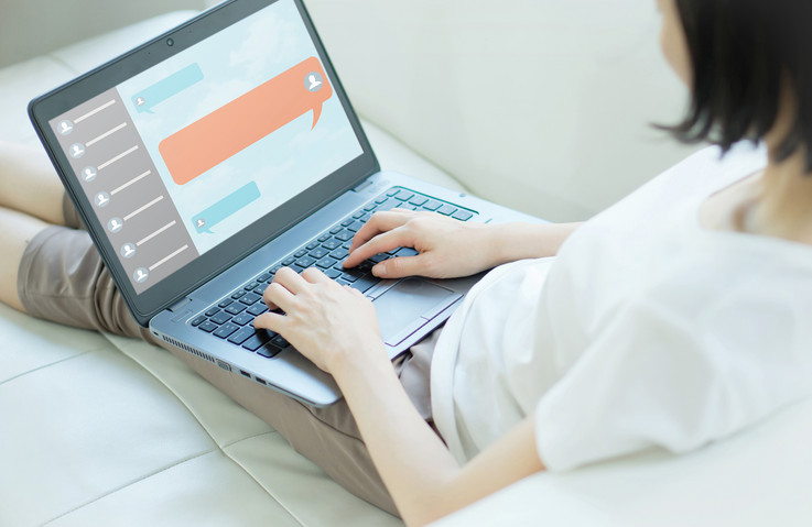 Eine Frau am Laptop