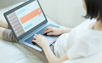 Eine Frau am Laptop
