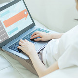 [Translate to English:] Eine Frau am Laptop