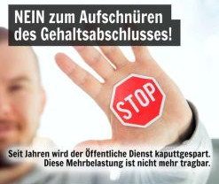 Ein Mann hält abwehrend die Hand vor sich