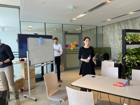 [Translate to English:] 3 Personen stehend im Innovation Office