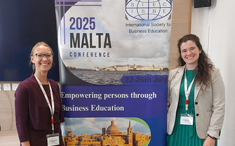 Christiane Schopf und Johanna Seeliger bei der SIEC-ISBE Tagung 2025