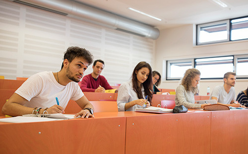 Studierende im Hörsaal nehmen an einer Vorlesung teil