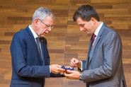 Bundespräsident Alexander van der Bellen überreicht Harald Amberger den Ehrenring der Republik Österreich (c)Pascal Riesinger