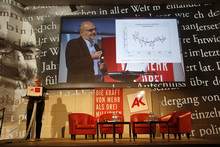 Branko Milanovic am Wort; im Hintergrund die Präsentations-Folie "Average annual Gini 150-2014"