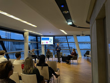 Foto von der Präsentation auf das Podium