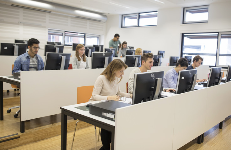 Studierende vor Computer