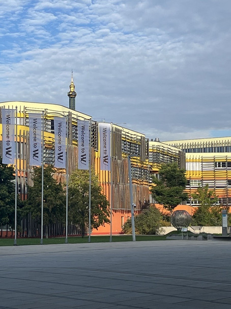 [Translate to English:] Fahnen am Campus