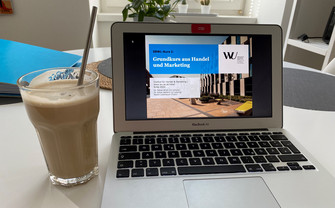 Laptop mit Kaffee