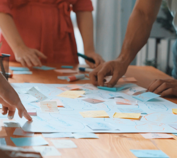 Tisch mit vielen Post-its