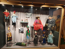 Vitrine mit Kasperl und Handpuppen