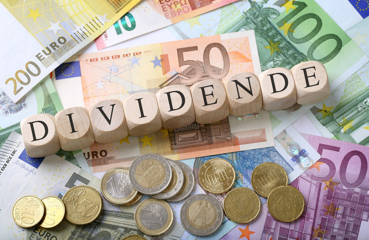 Das Wort Dividende auf einem Haufen Geld