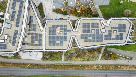 [Translate to English:] Gebaeude D3 von oben mit PV Anlage