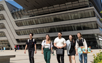 Studierende vor dem LC Gebäude
