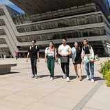 [Translate to English:] Studierende vor dem LC Gebäude