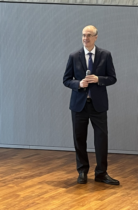 Prof. Vranes bei der Begrüßung 