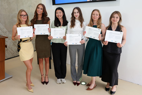 [Translate to English:] female students posing with their certificates
