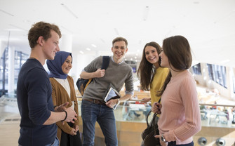 Students chatting at WU Wien