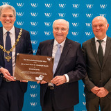 [Translate to English:] Christoph Badelt mit Ehrentafel der Wirtschaftsuniversität Wien geehrt