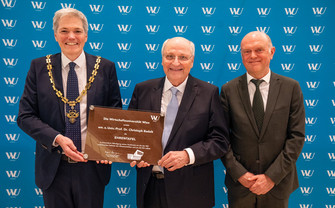 Christoph Badelt, Michael Meyer und Rektor Sausgruber mit Ehrentafel der Wirtschaftsuniversität Wien geehrt