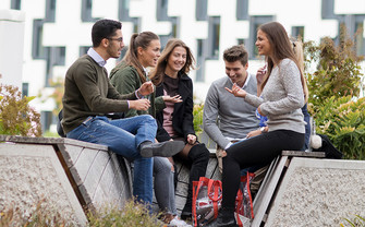 Studierende auf dem Campus WU