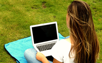 Studentin im distancelearning