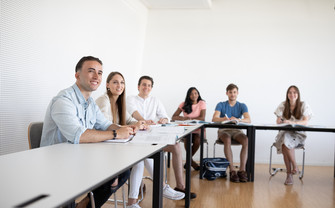 Studierende hören einer Vorlesung zu