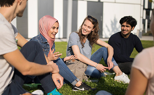 Studierende aus verschiedenen Ländern tauschen sich am Campus aus