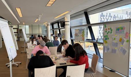 Das Foto zeigt Teilnehmende des Innovation Trainings beim Arbeiten in Kleingruppen 