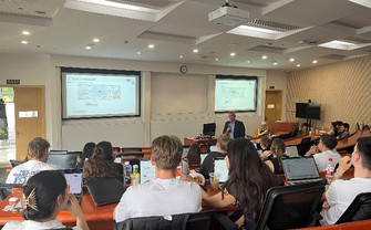 Rainer Baier und Studierende an der Tongji Universität in Shanghai