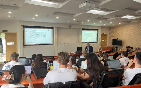 Rainer Baier und Studierende an der Tongji Universität in Shanghai