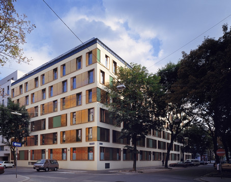 OeAD Housing. Here you see the residence hall from the outside. The wheather is nice and sunlight is reflected in the windows with bronze-like framing.