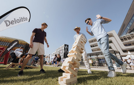 Studierende spielen beim WU Sommerfest Jenga.