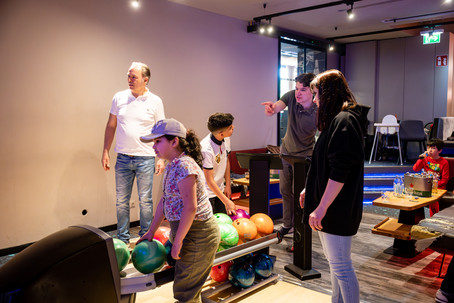 Buddys und Kinder bei Bowlingausflug