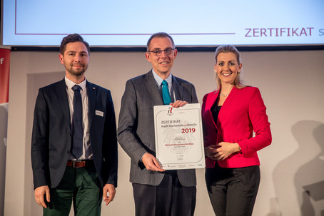 Georg Hanke aus der Personalabteilung, Vizerektor Michael Lang und BM Christine Aschbacher bei der Verleihung (c)Harald Schlossko