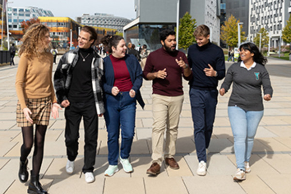 Eine Gruppe von Studierenden am Campus WU