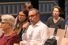 Ein Teilnehmer des Informationsabends stellt eine Frage