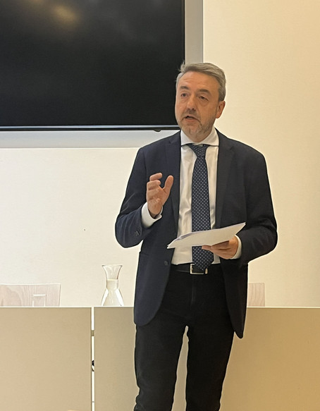 Prof. Sanchez Munoz_Ganzkörperfoto