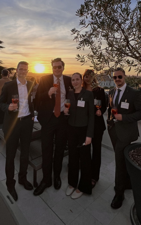 [Translate to English:] Moot Court Group Photo 3 in the sunset