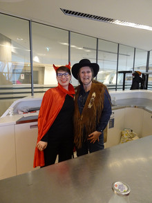 Verkleidete Betriebsratsmitglieder Faschingskrapfenaktion 2026