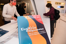 Konferenzmappe bei der Anmeldung